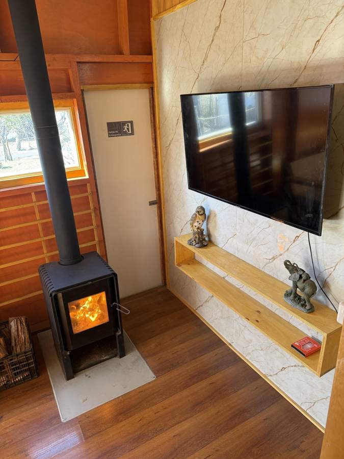 Living compartido, vista con TV y repisa