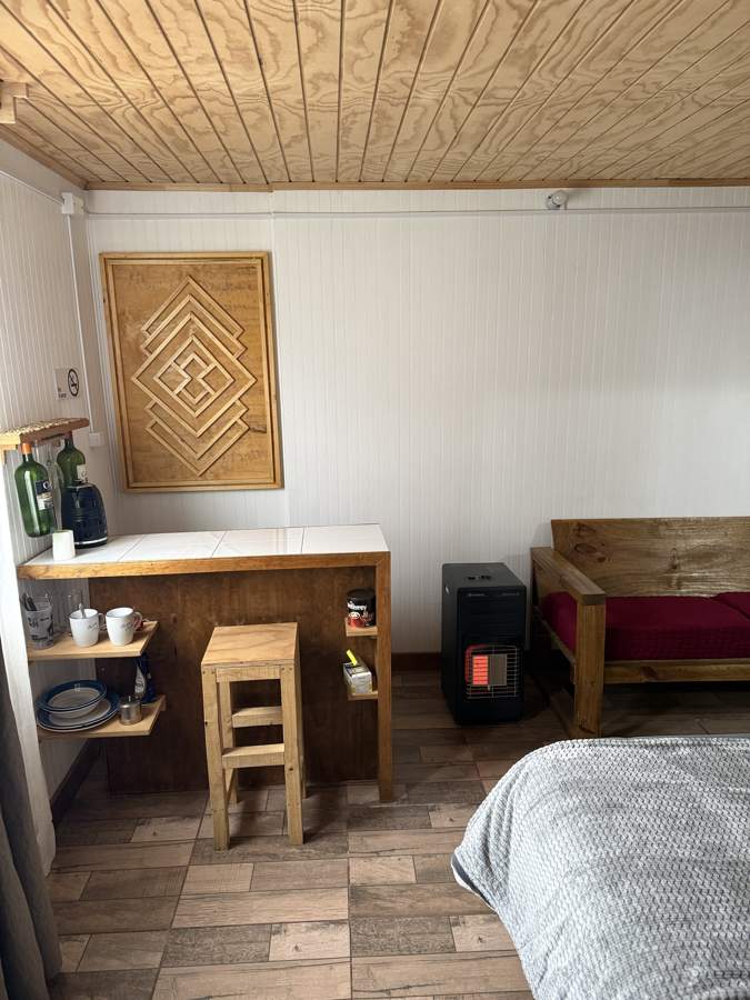 Mesa con hervidor dentro de la Habitación 4