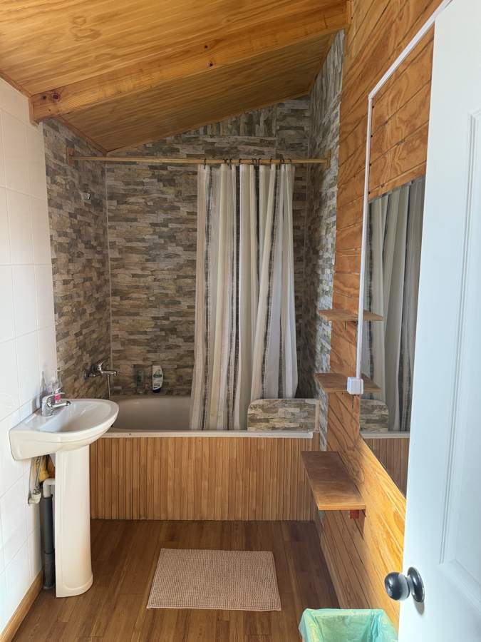 Baño con tina del departamento